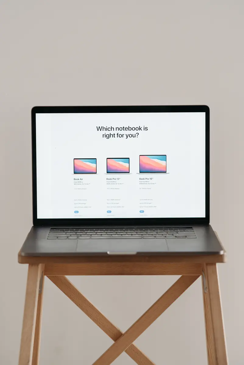 Una notebook muestra un catálogo de productos.